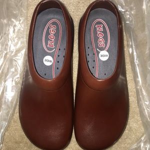 Klogs (brown) size 9 WIDE